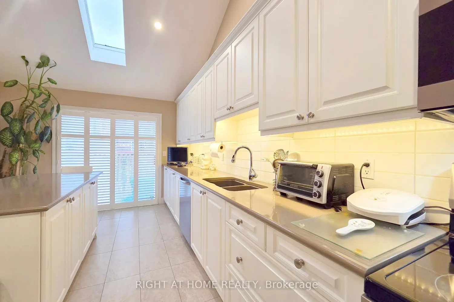 174 Riverwalk Place photo 3
