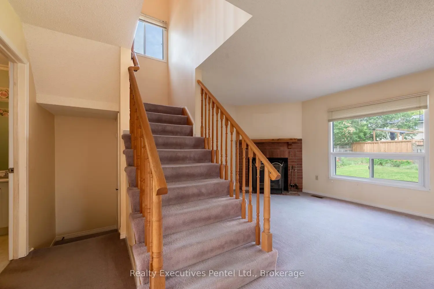 949 Cornell Crescent photo 3