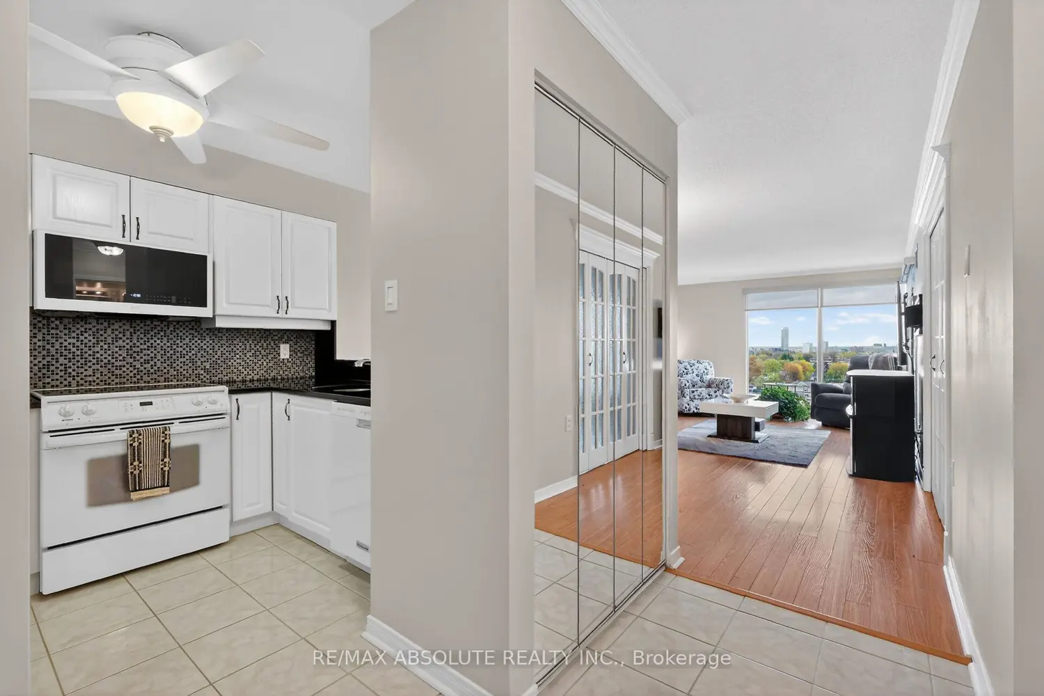 545 St Laurent Boulevard 806 photo 2