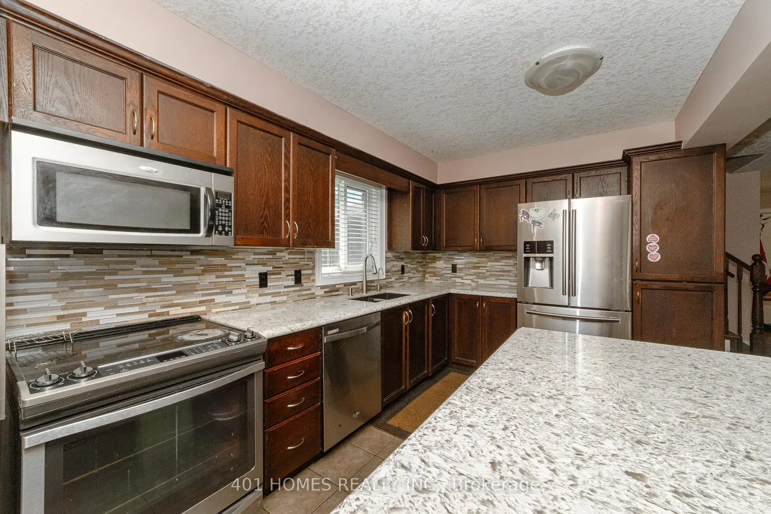880 Frontenac Crescent photo 4