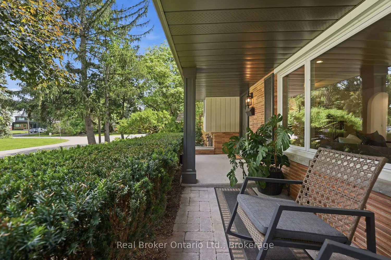 571 Leonard Court photo 2