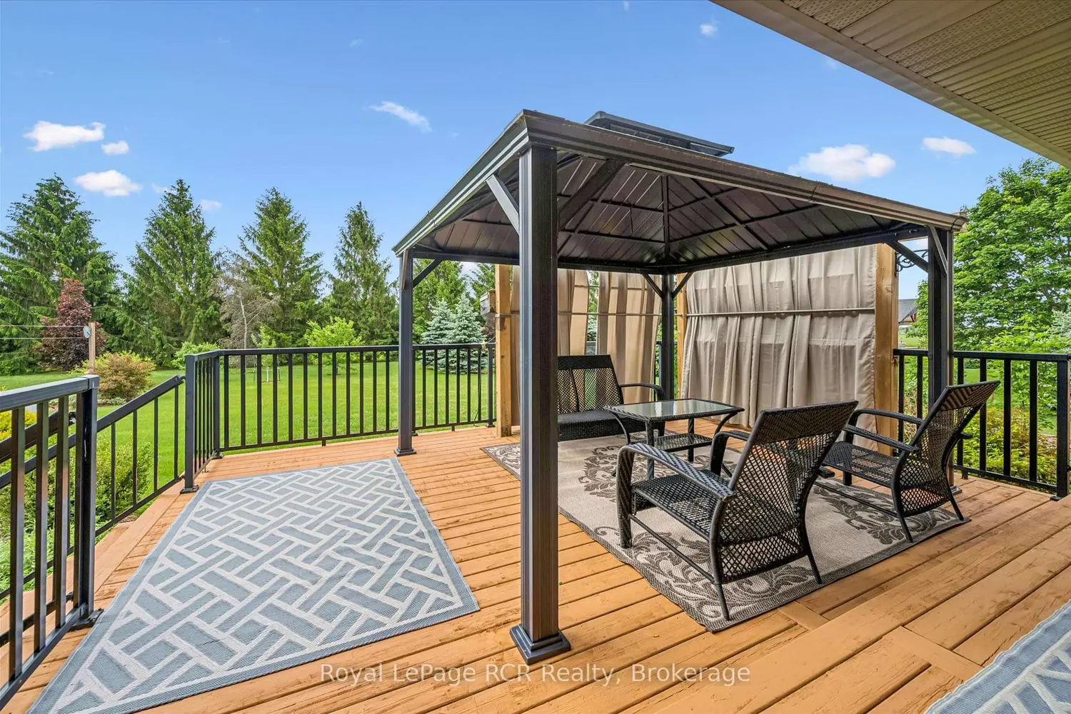 104 Harris Crescent photo 3