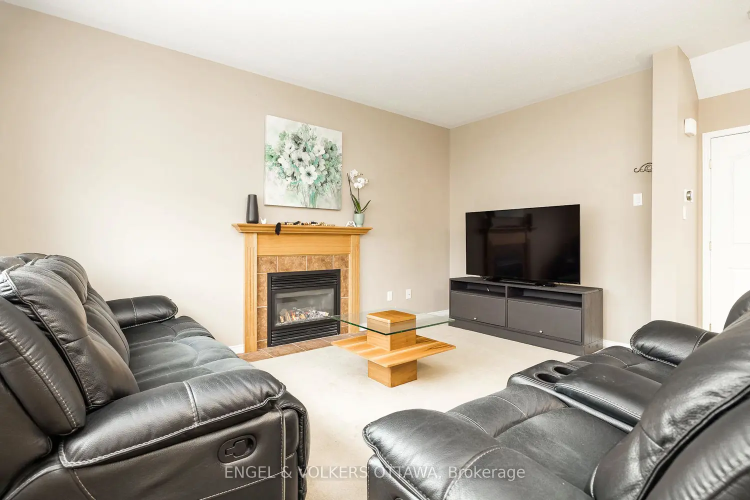 166 Macara Crescent photo 4