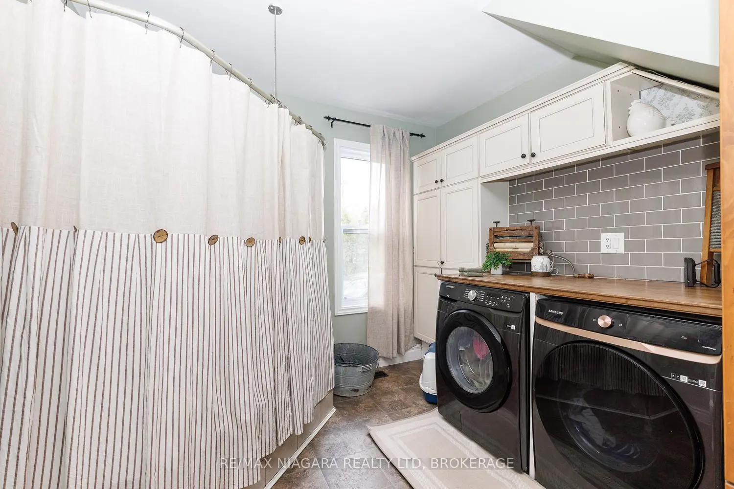662 Empire Road photo 4