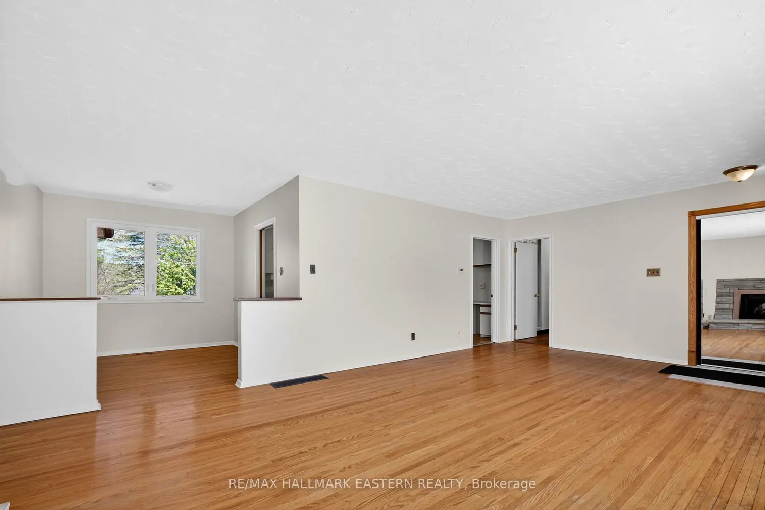 47 Springbrook Drive photo 4