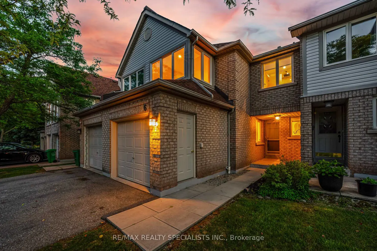 2555 Thomas Street 6 photo 2