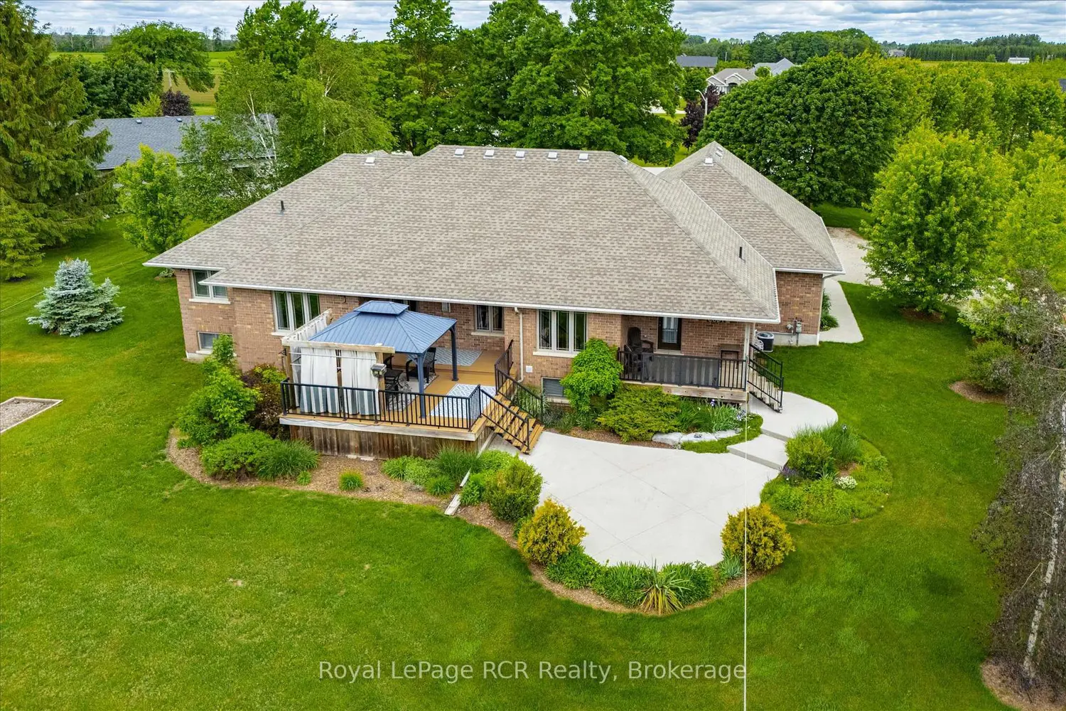 104 Harris Crescent photo 4