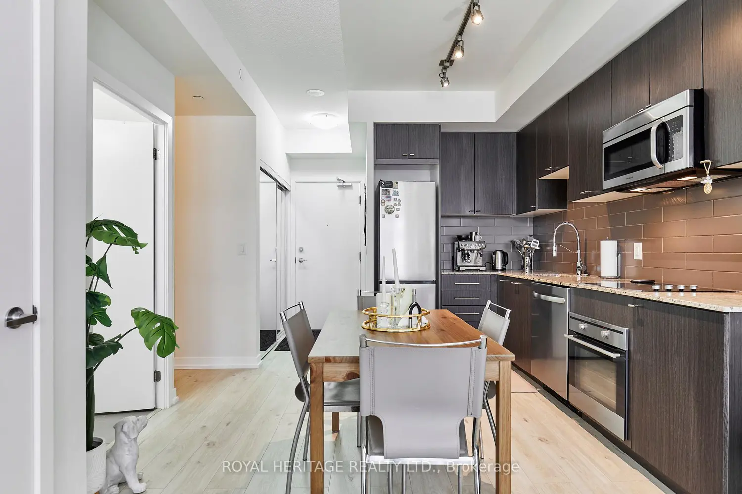 18 Rean Drive 204 photo 3