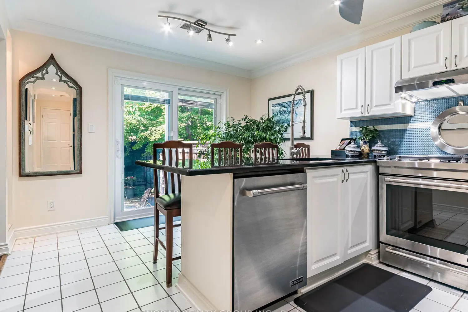1100 Queen Street 2 photo 5