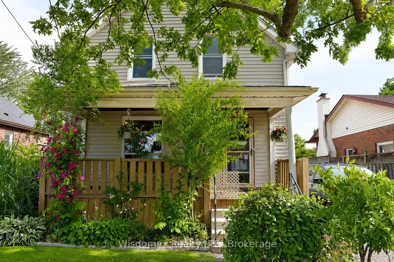 10 Rose Avenue photo 2
