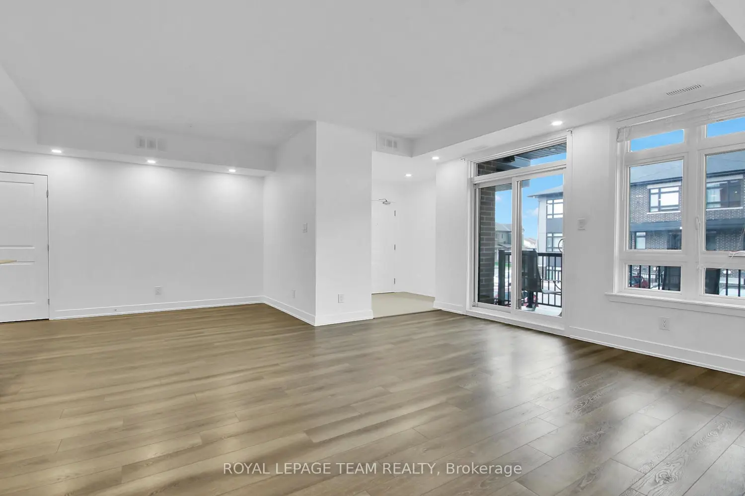 320 Tulum Crescent F photo 4