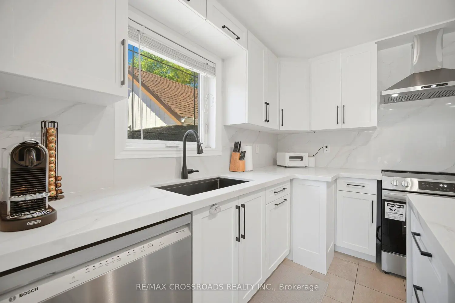 18 Adanac Drive photo 4