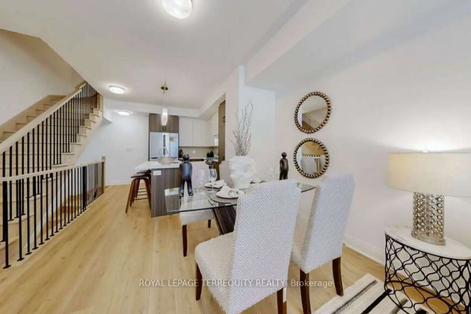 150 Alton Crescent photo 3