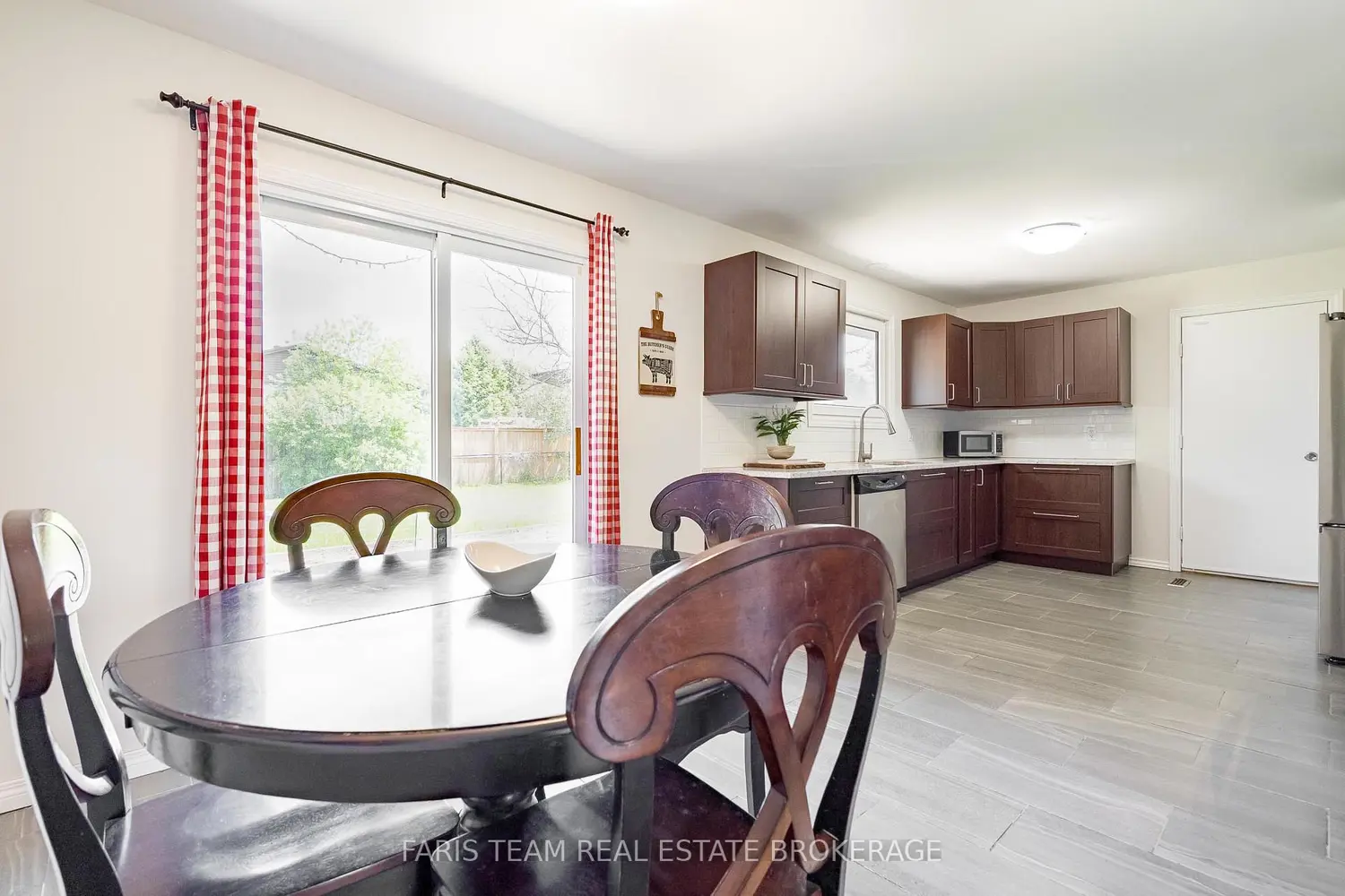 201 Parkside Crescent photo 5