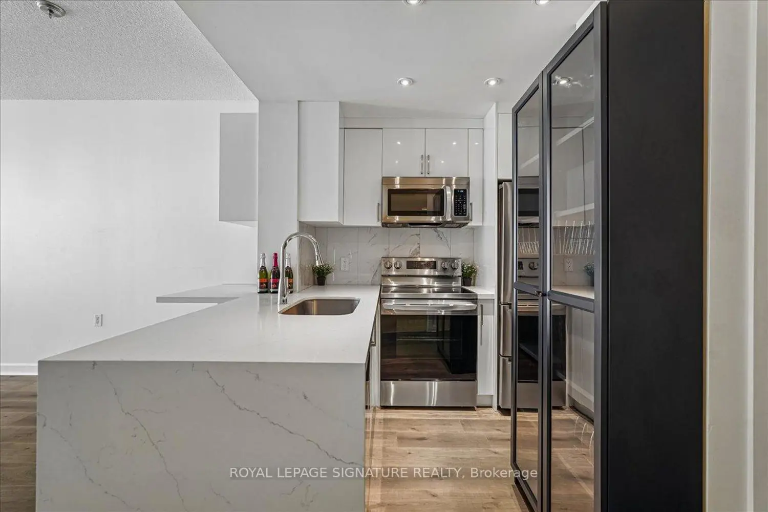 85 Bloor Street 703 photo 2