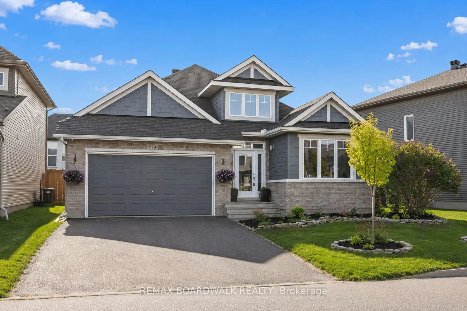 279 Sceptre Way photo 2