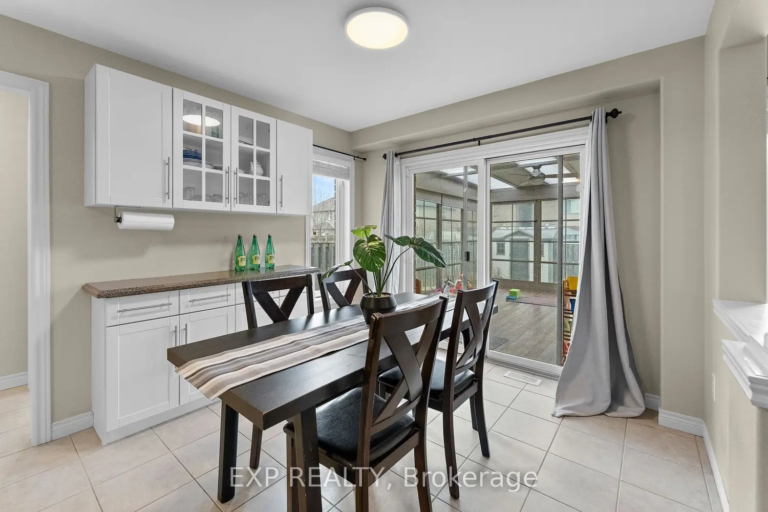 4875 John Street photo 3