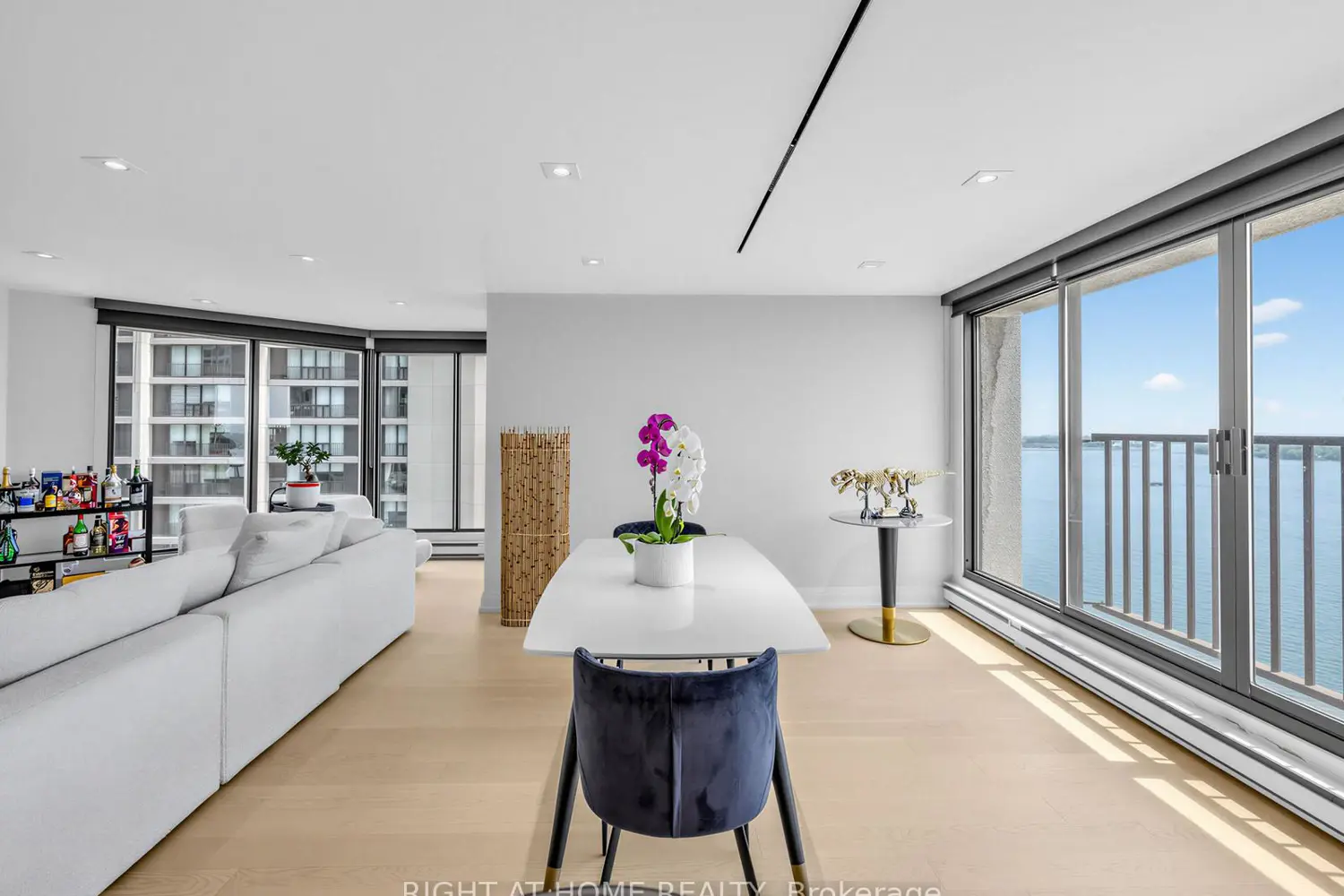 65 Harbour Square 2202 photo 5
