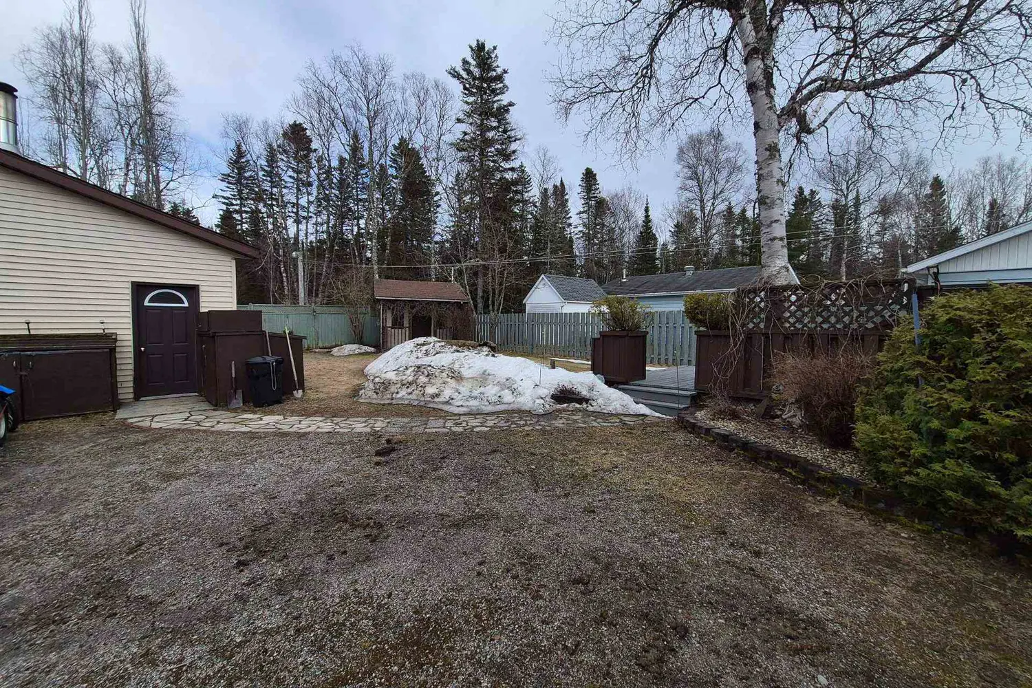 35 Bastedo Cres photo 3