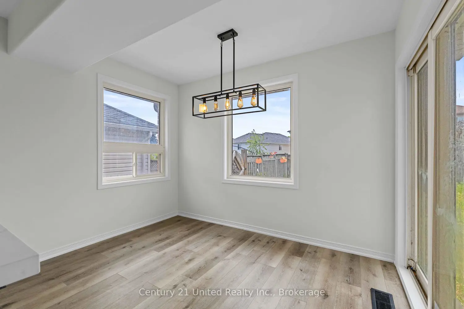 525 Clancy Crescent photo 3