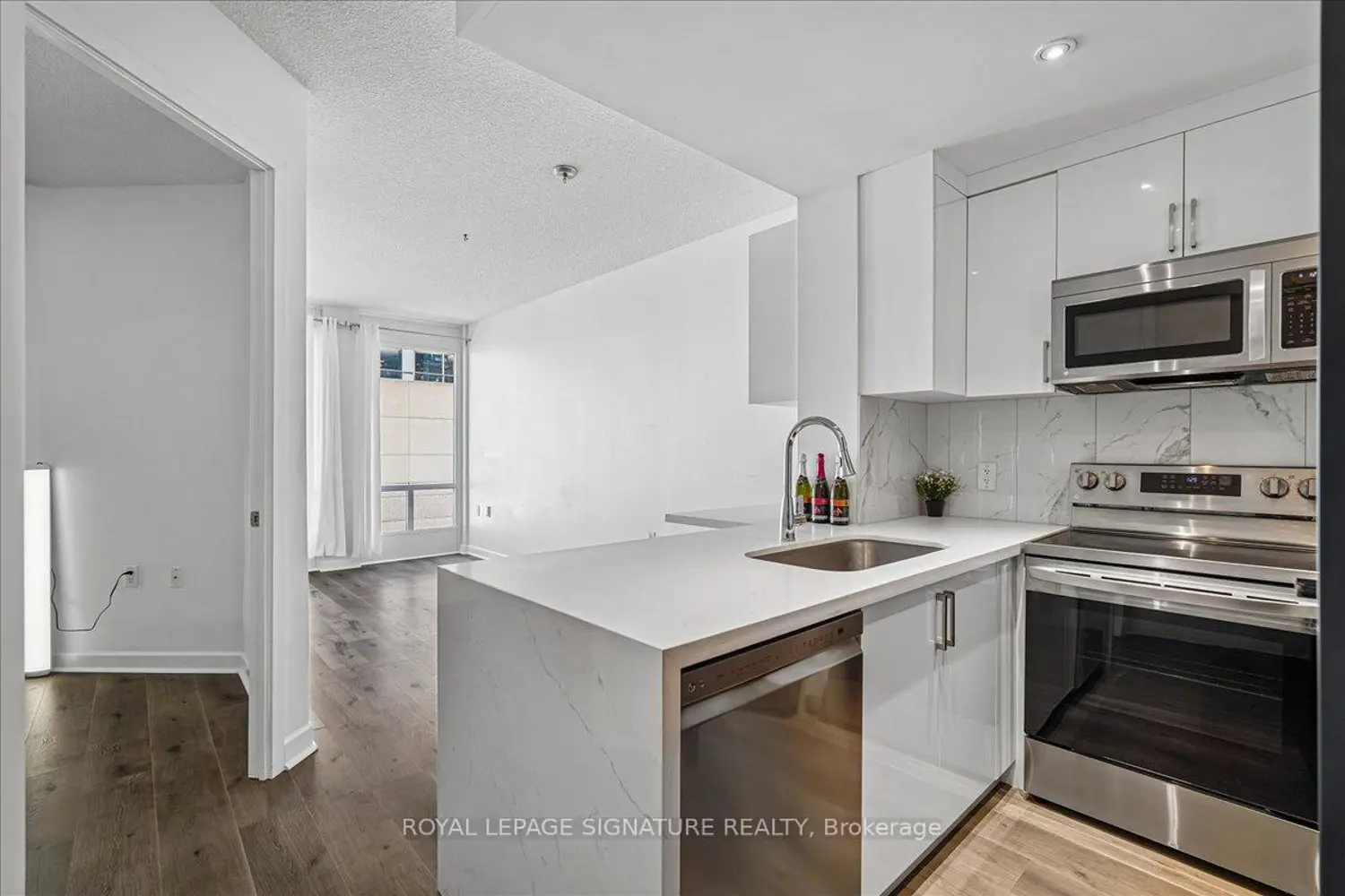 85 Bloor Street 703 photo 4