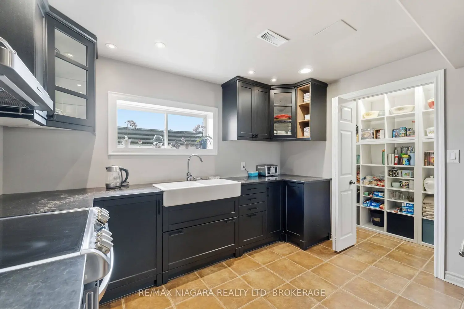 661 Carl Road photo 3
