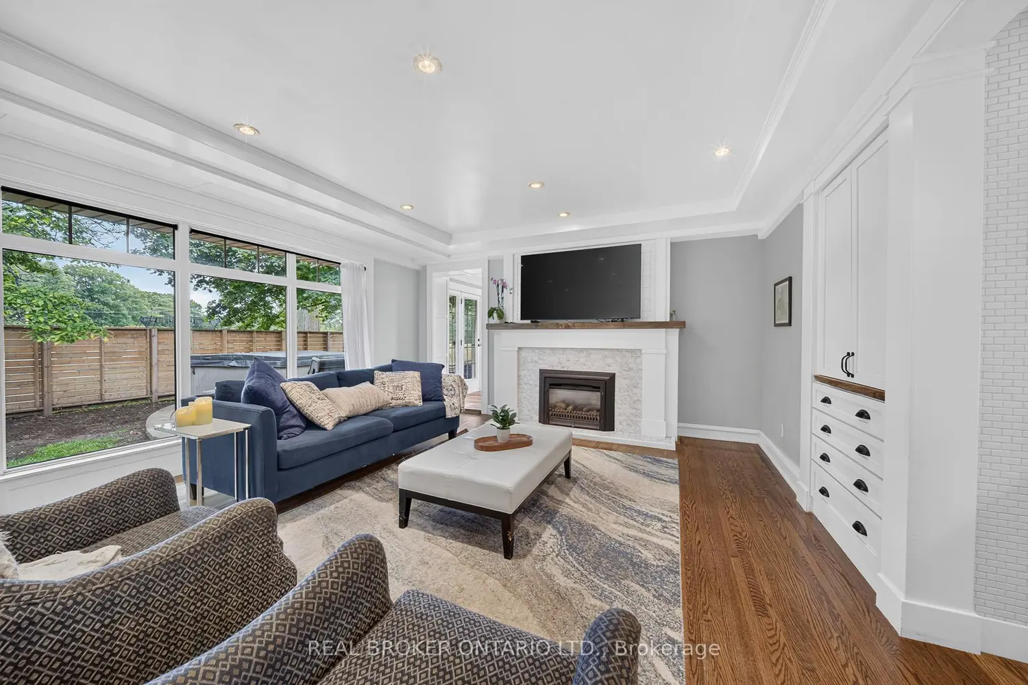 760 Kingsway Drive photo 4