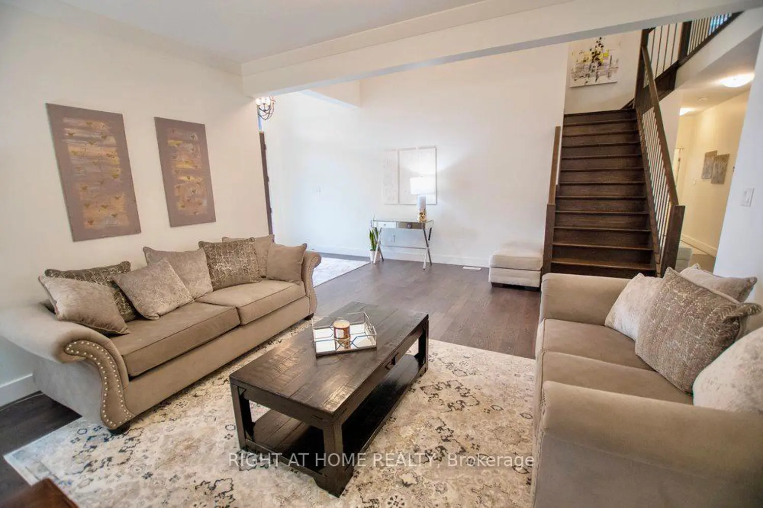 1345 Dyer Crescent photo 4
