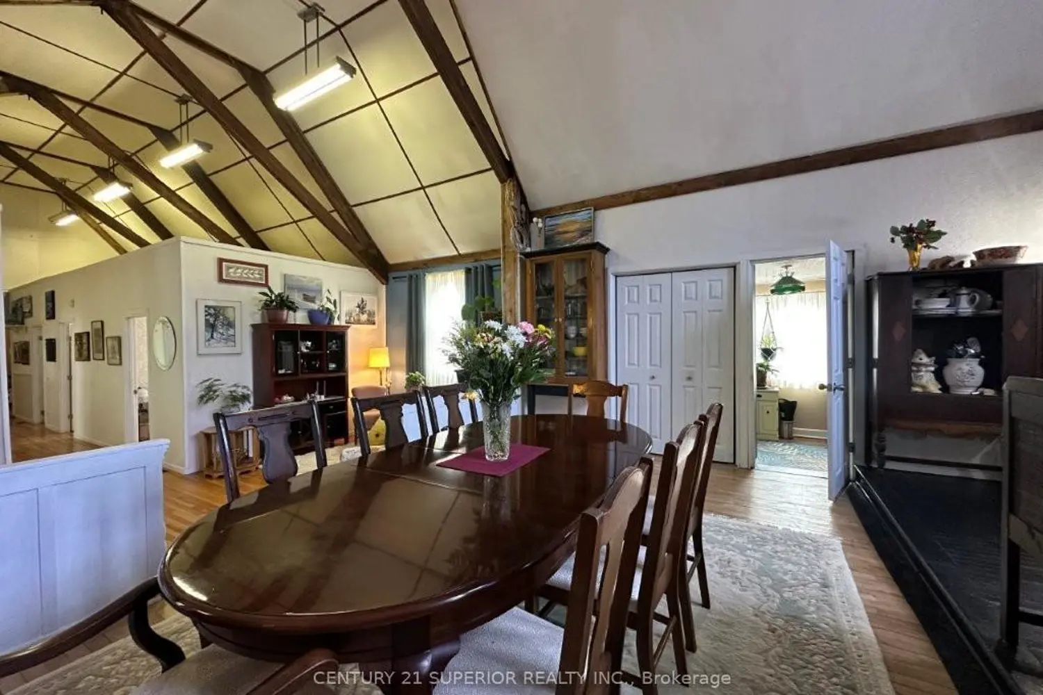 19 White Boulevard photo 4