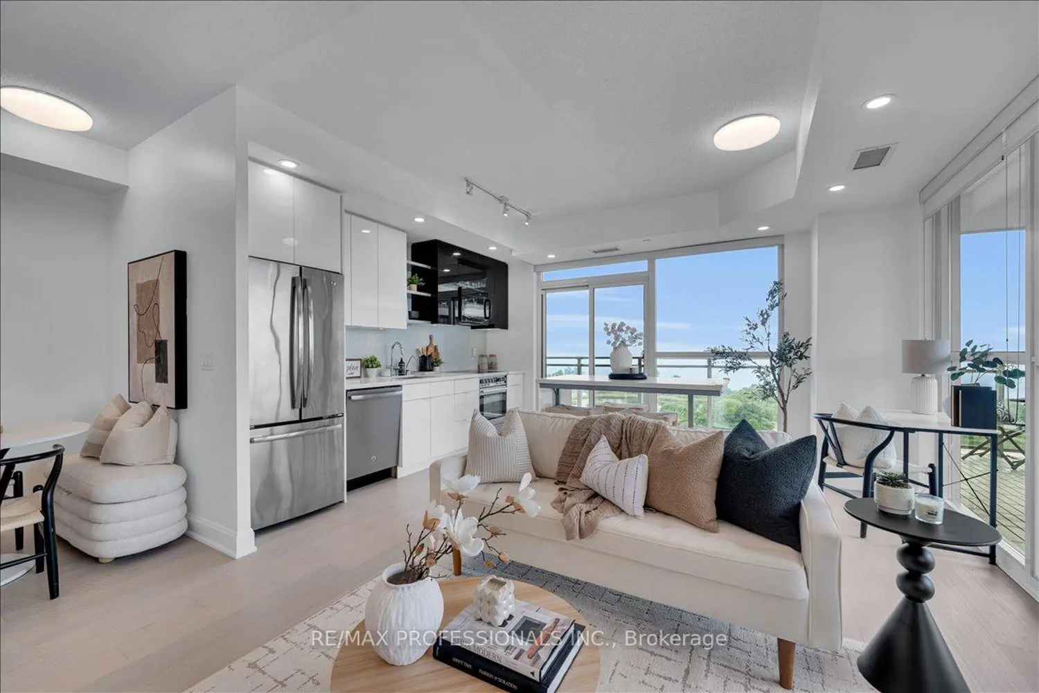 33 Shore Breeze Drive 1310 photo 3