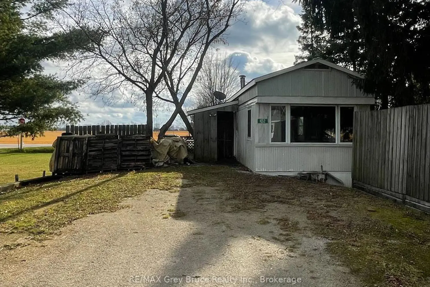 102 Grace St photo 2