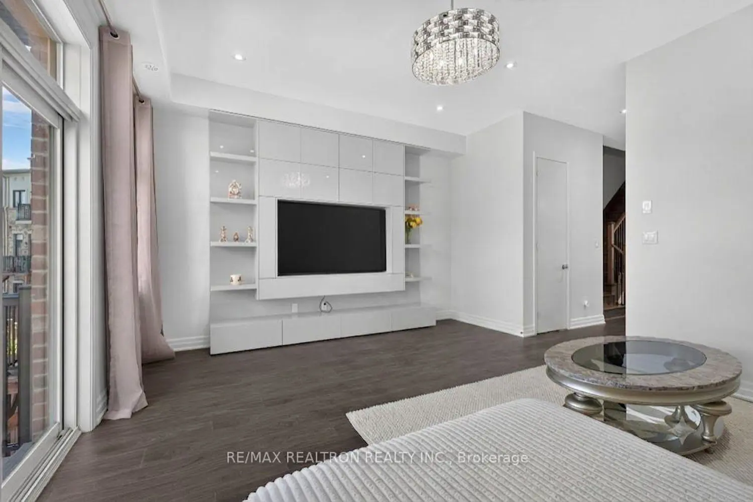 209 Arianna Crescent photo 3