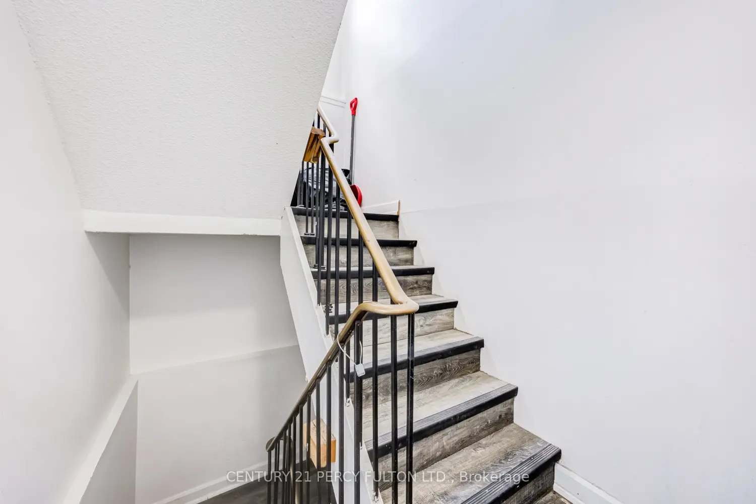 1100 Simcoe Street photo 5