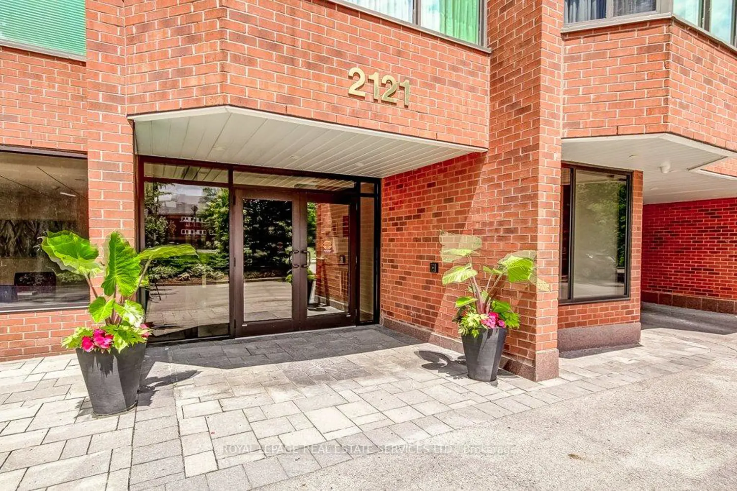 2121 Lakeshore Road 301