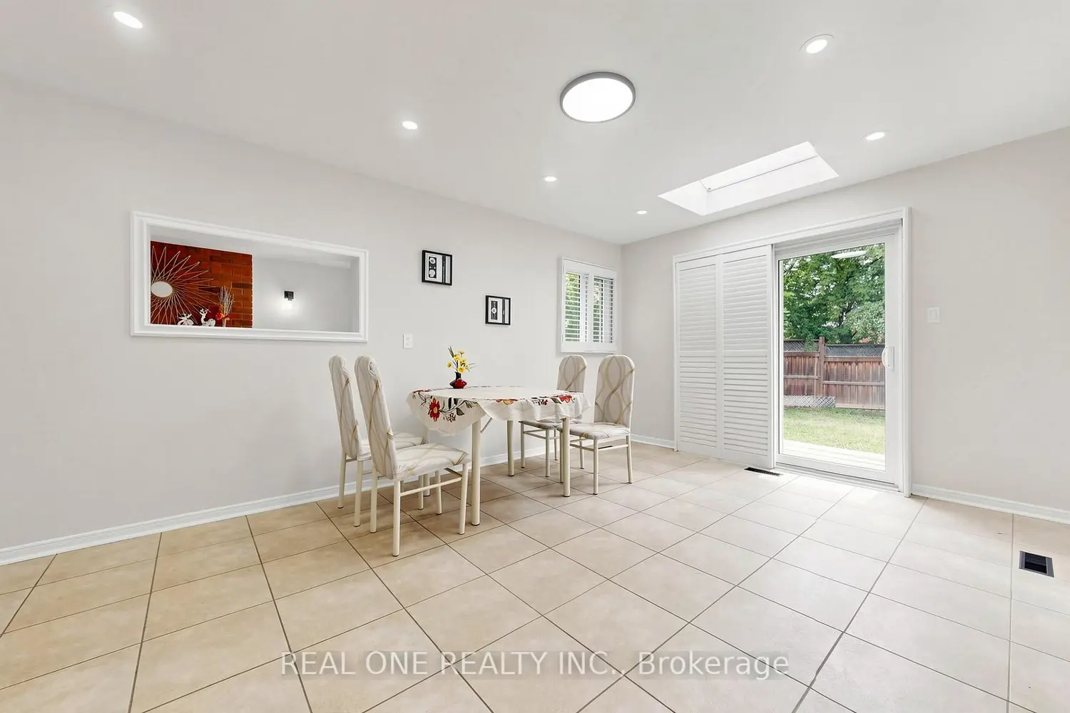 2027 Roy Ivor Crescent photo 4