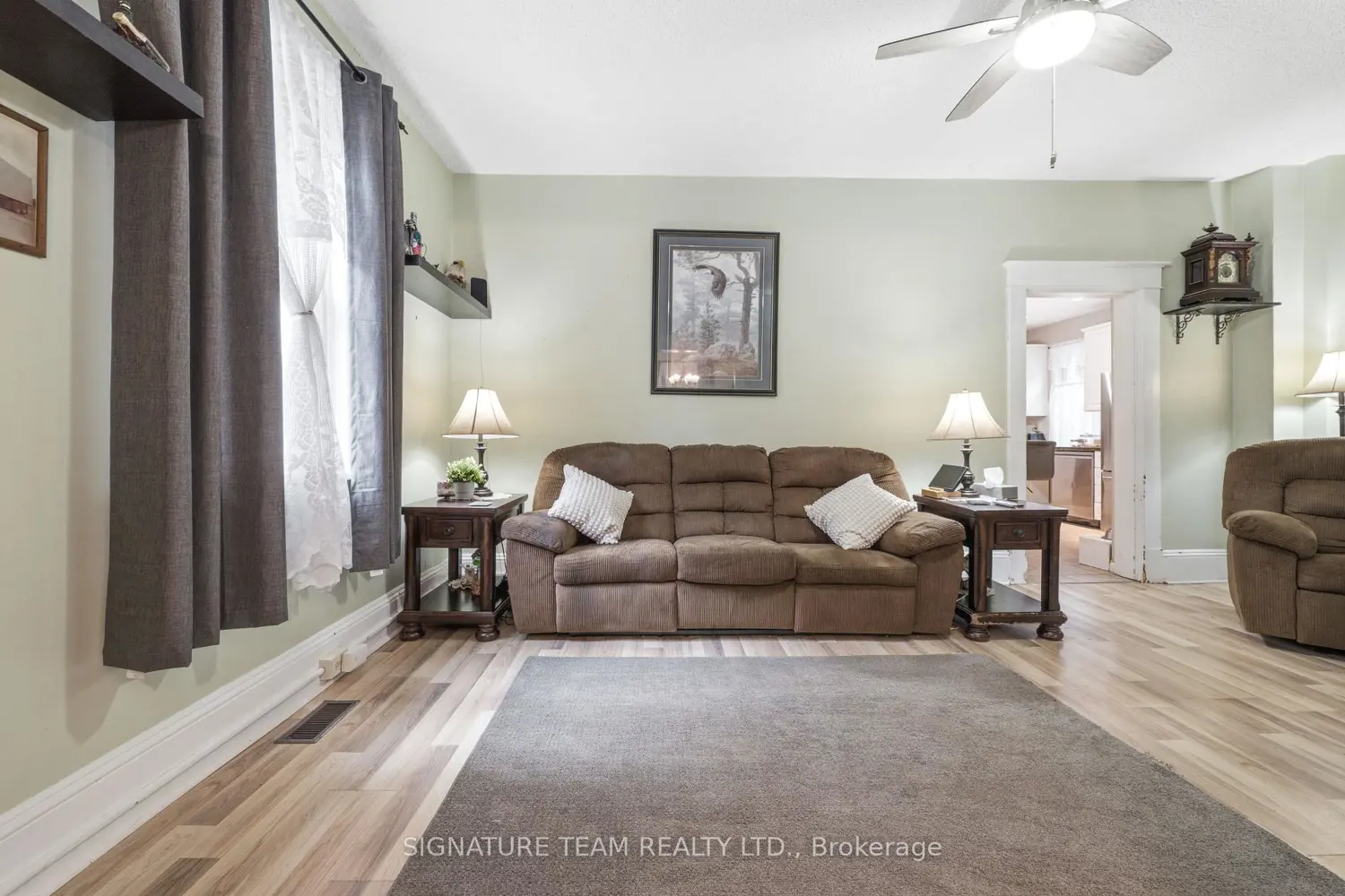 652 Moffat Street photo 5