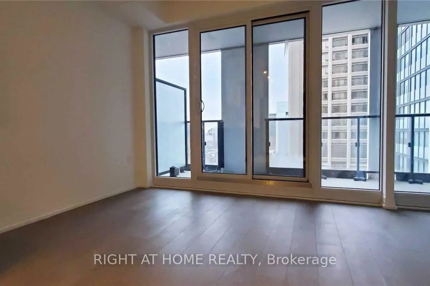 251 Jarvis Street 818 photo 3