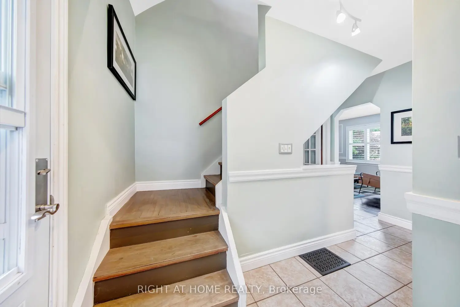 74 Mccaul Street photo 5