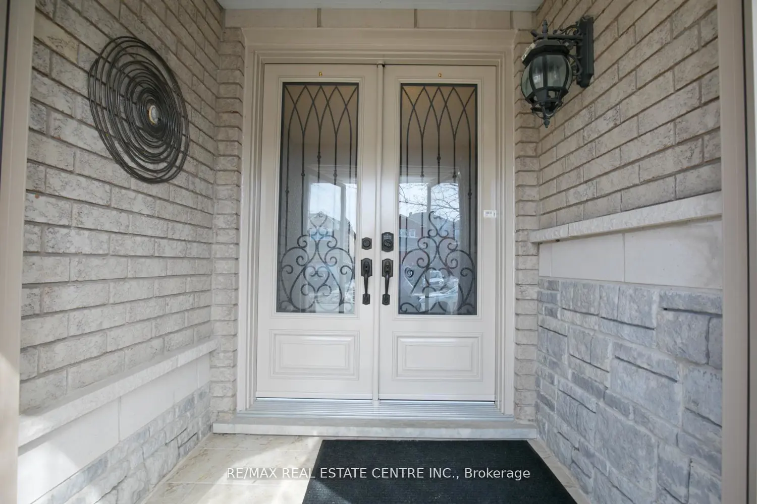1 Kirkwood Crescent photo 2
