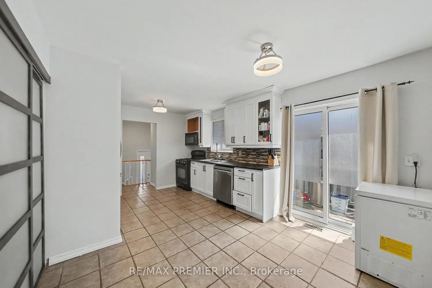 249 Britannia Avenue photo 4
