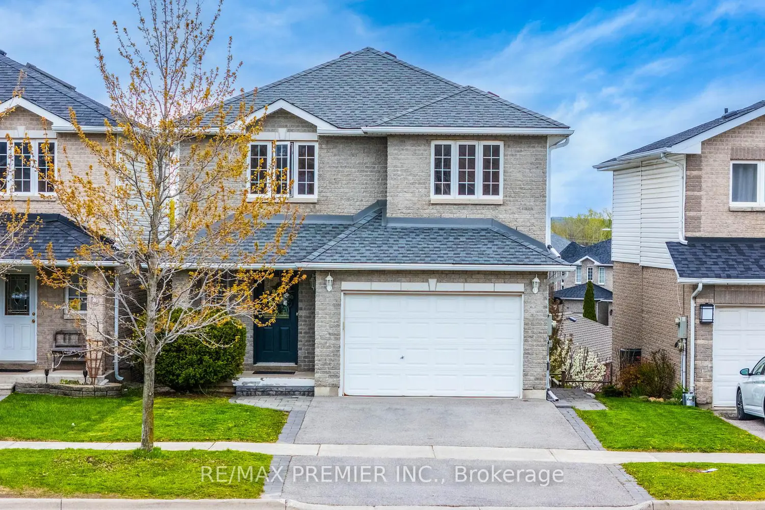 435 Simcoe Street photo 3
