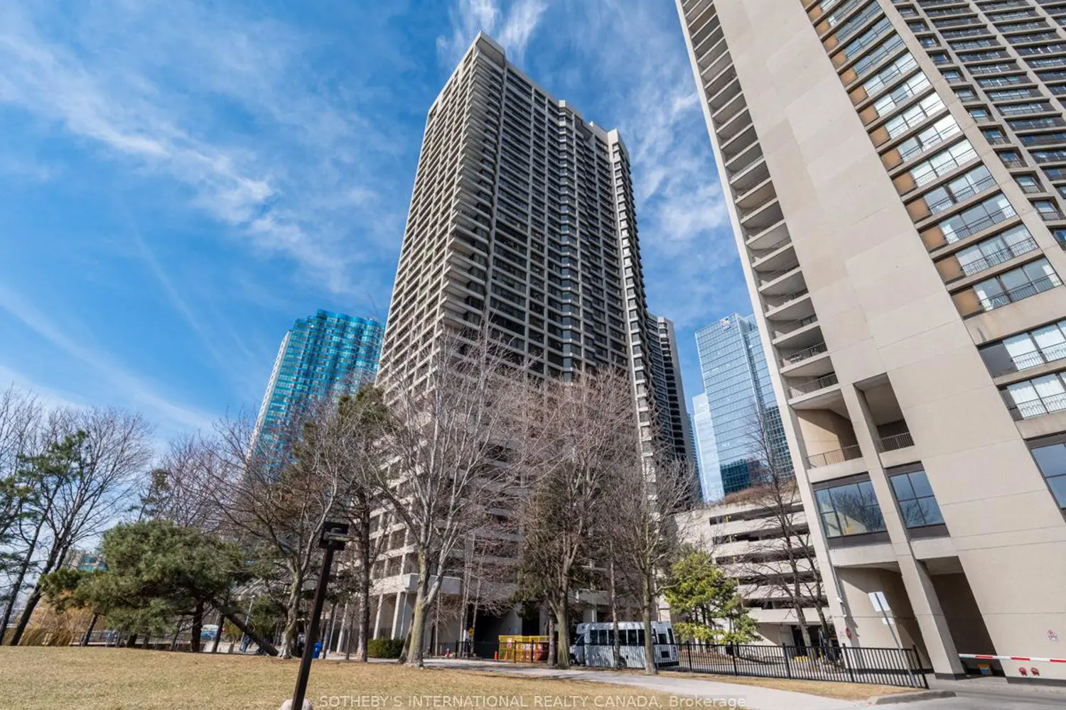 65 Harbour Square 2204 photo 2