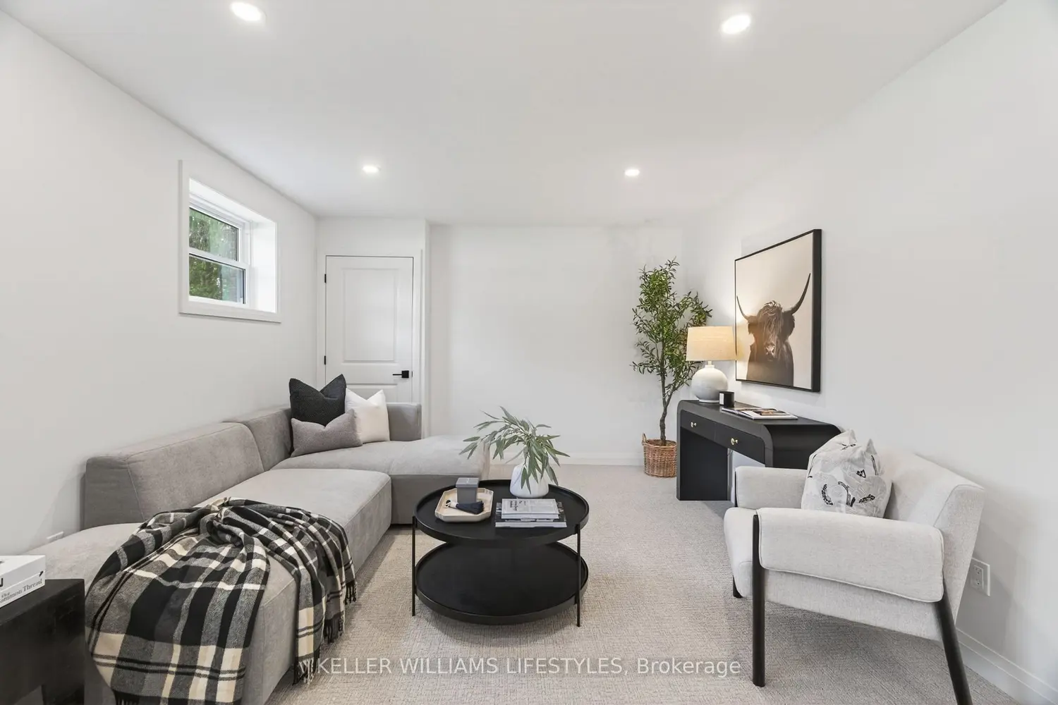 572 Churchill Crescent photo 3