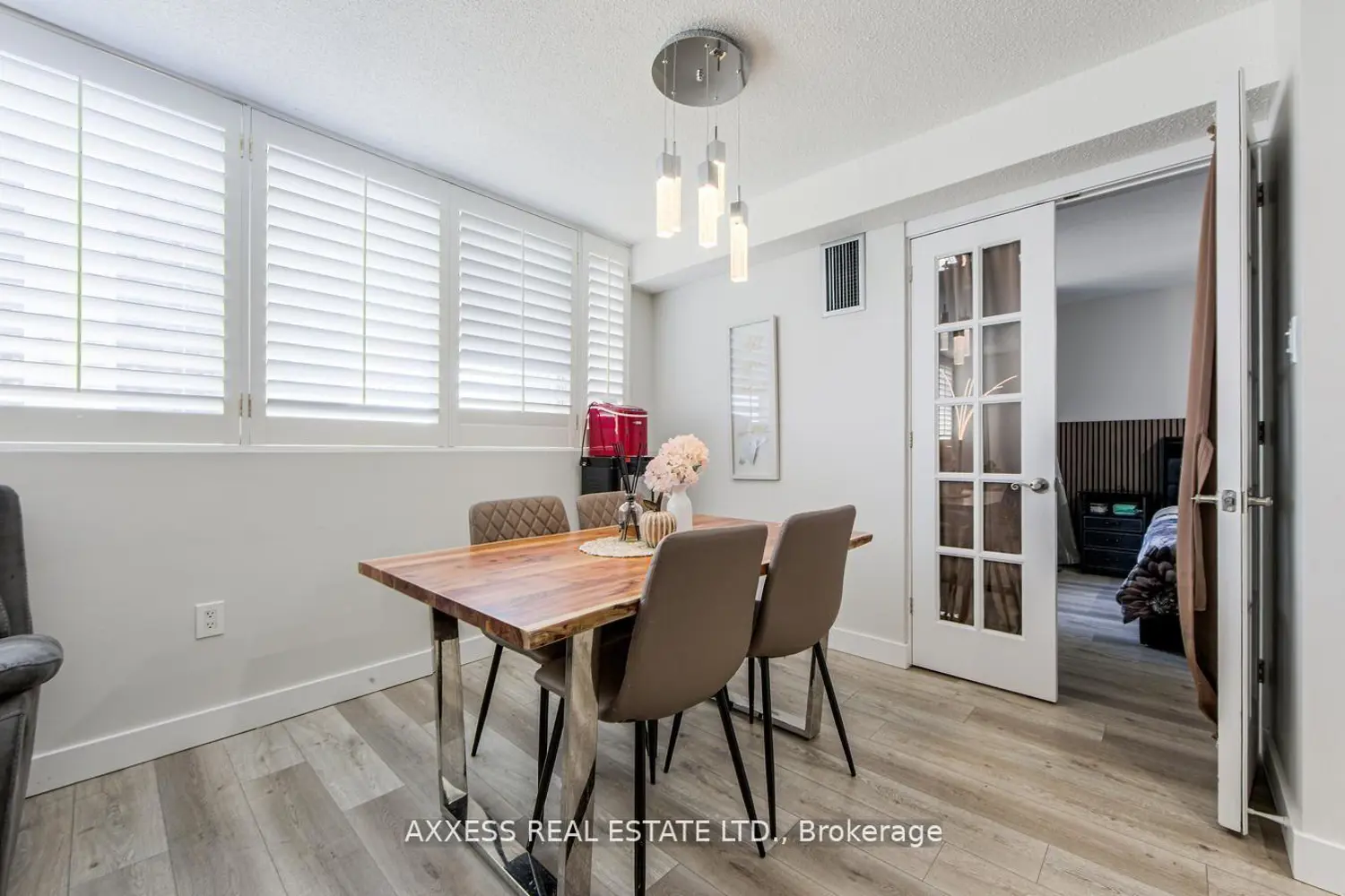 3590 Kaneff Crescent 609 photo 4
