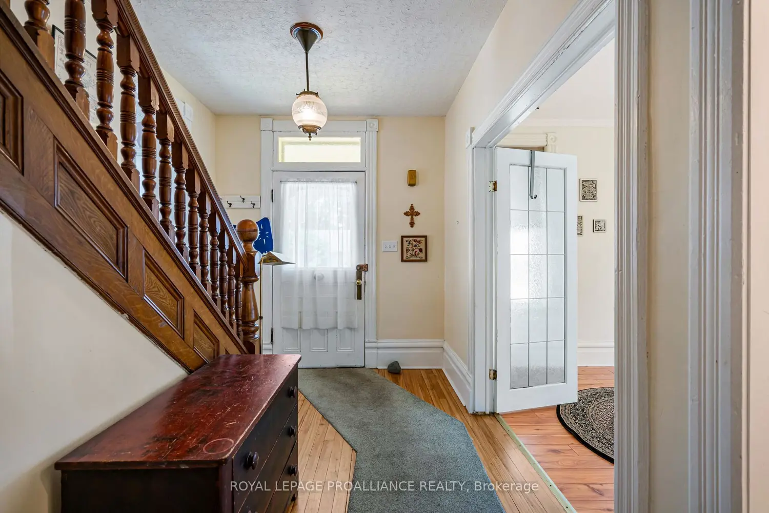 568 James Street photo 4