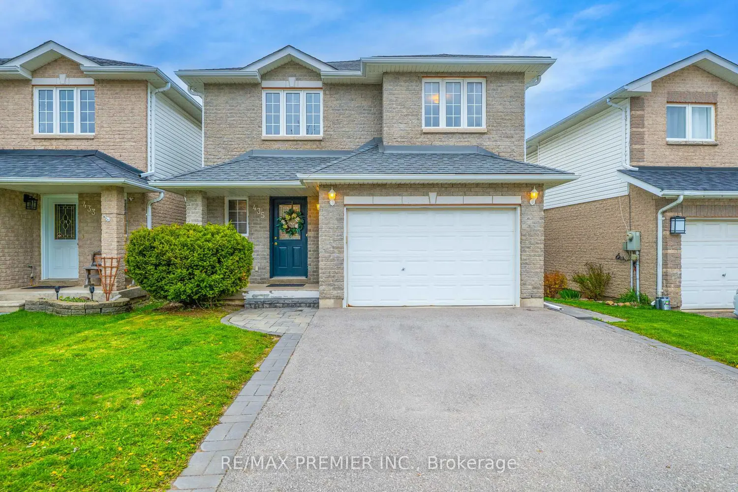 435 Simcoe Street photo 2