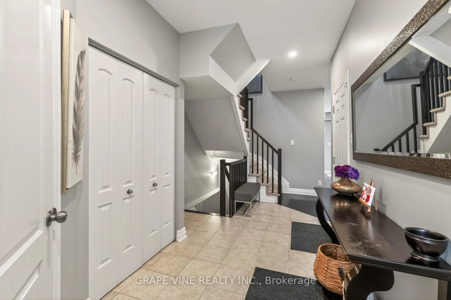 112 Hawkshaw Crescent photo 5