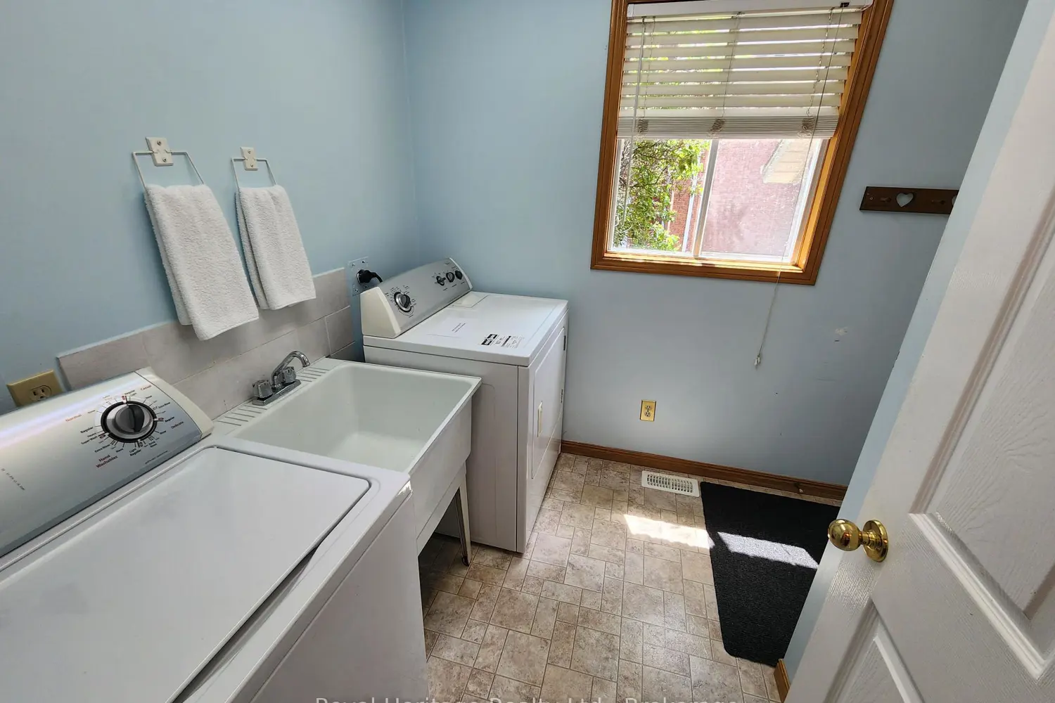 1534 Scollard Crescent photo 4