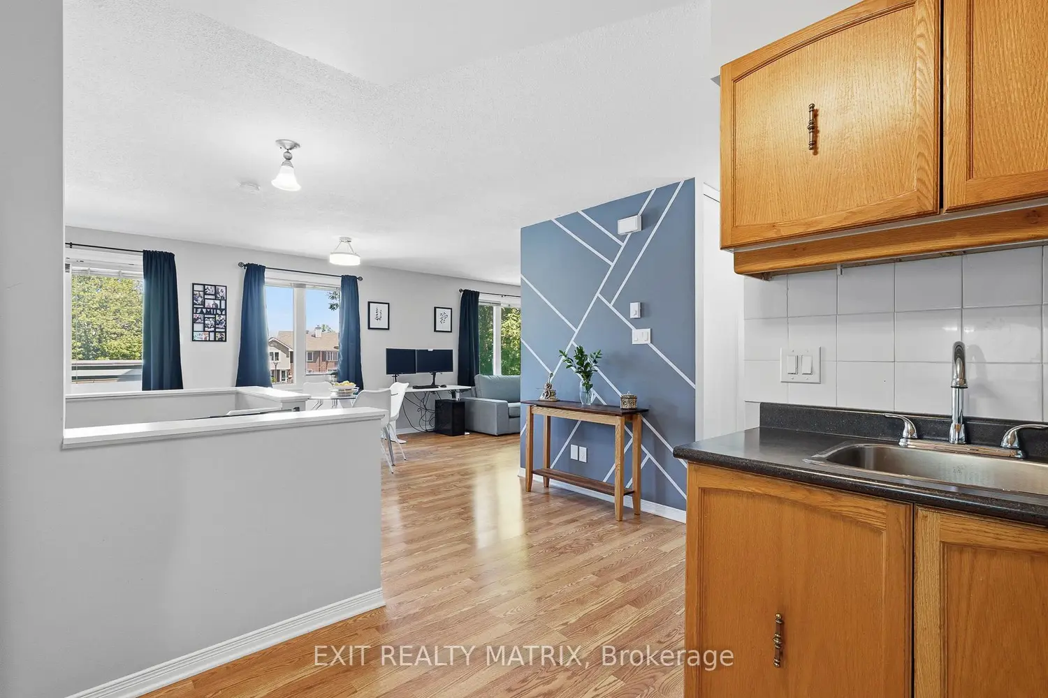 495 Canteval Terrace 205 photo 4