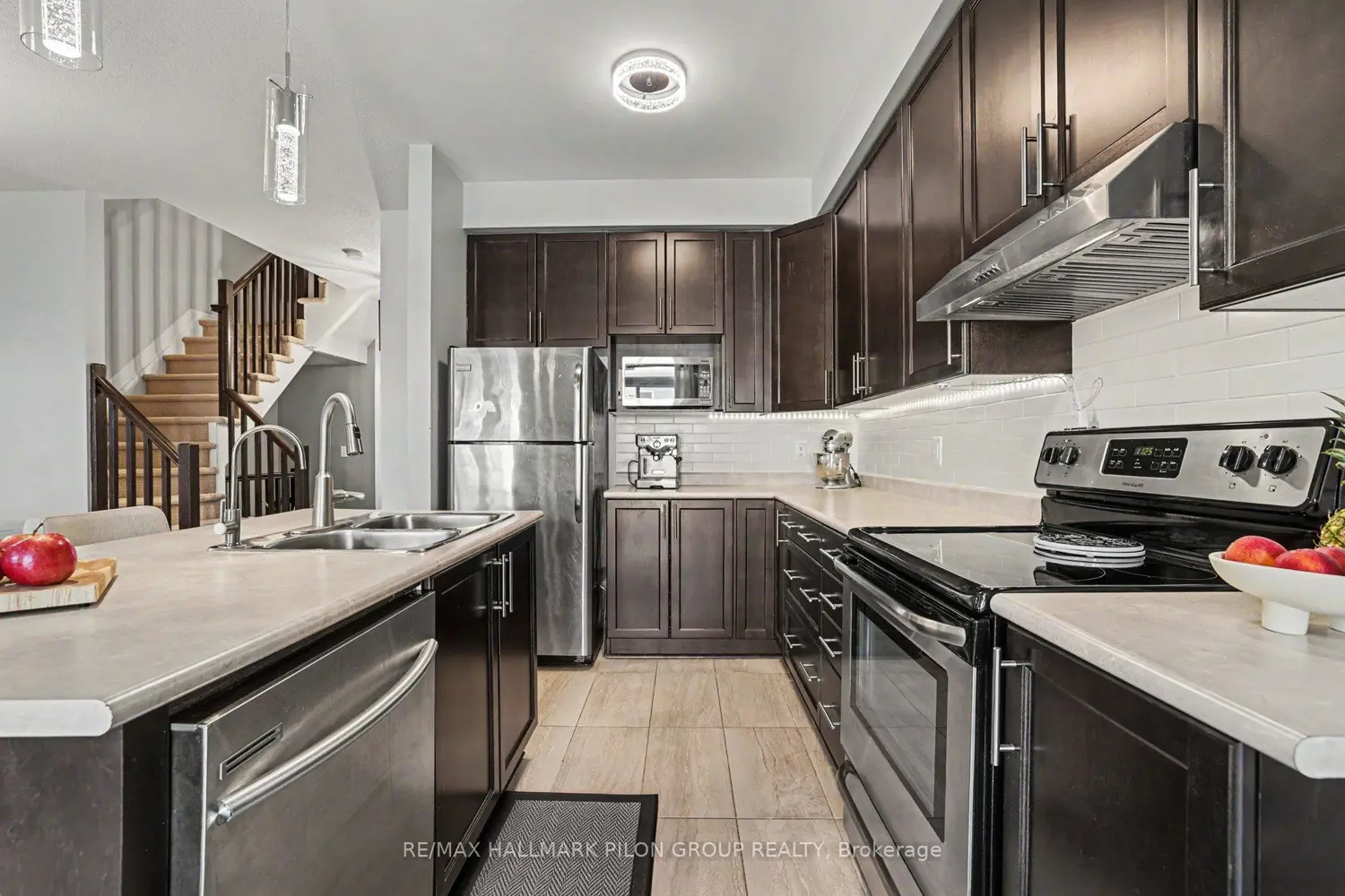 673 Spring Valley Drive photo 2